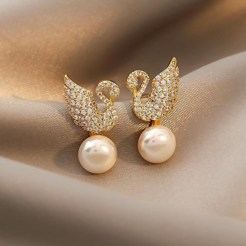 Noteful Love™ Swan Stud Earrings – Pearl & Zircon Korean Design