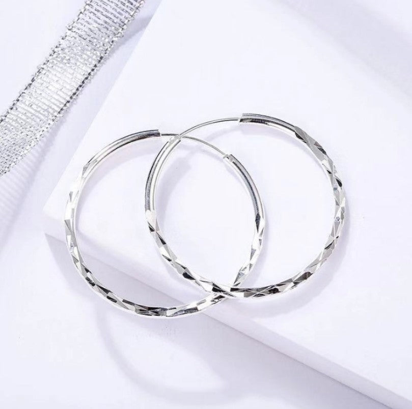Noteful Love™ Gold Hoop Earrings – Timeless 18K Plated Style